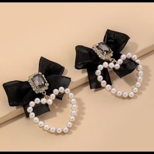 Black bow heart earring with pearls